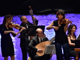 Amandine Beyer et l'ensemble Gli Incogniti en concert à Lavaray (photo Yves MAILIER)